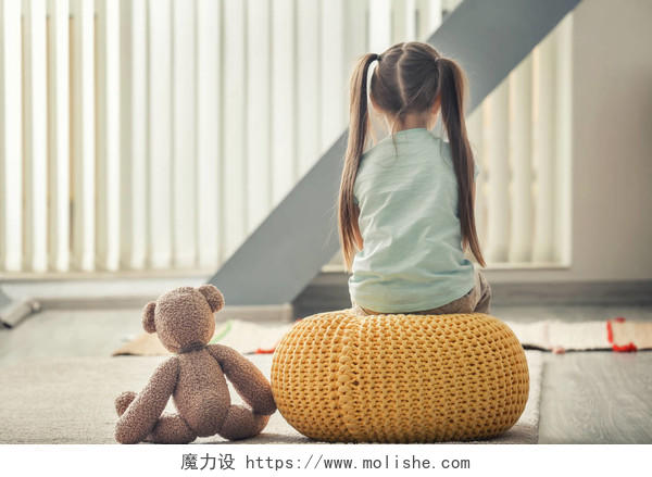 孤独的小女孩与泰迪熊在家里烦躁恼火烦躁自闭症日